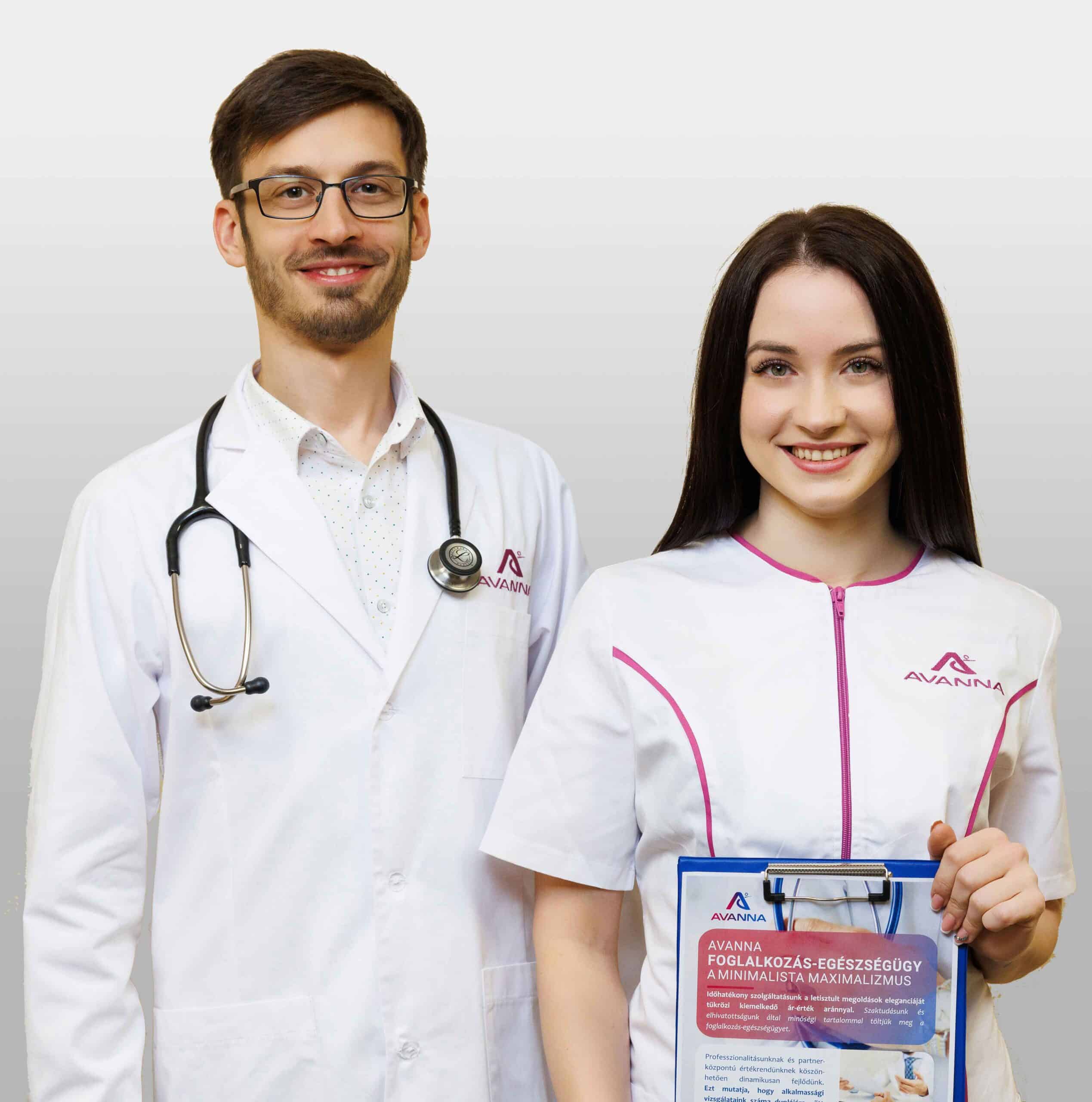 Dr. Pipicz Márton üzemorvos és Szécsényi Gabriella ápoló AVANNA feliratos egészségügyi ruhában.
